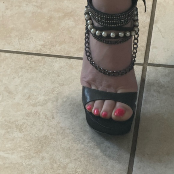 Guess - Picture 4 of 5